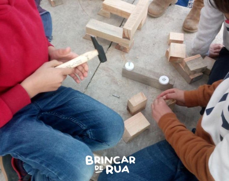 Crianças a criar - Laboratório Baú do Brincar