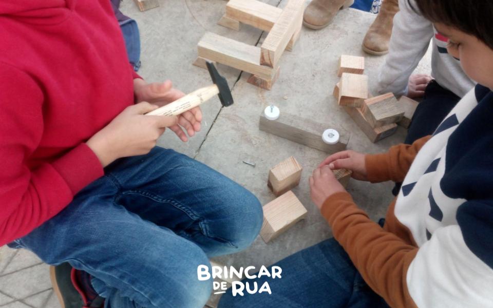 Crianças a criar - Laboratório Baú do Brincar