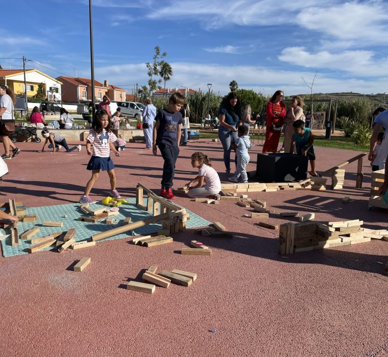 crianças a brincar num parque