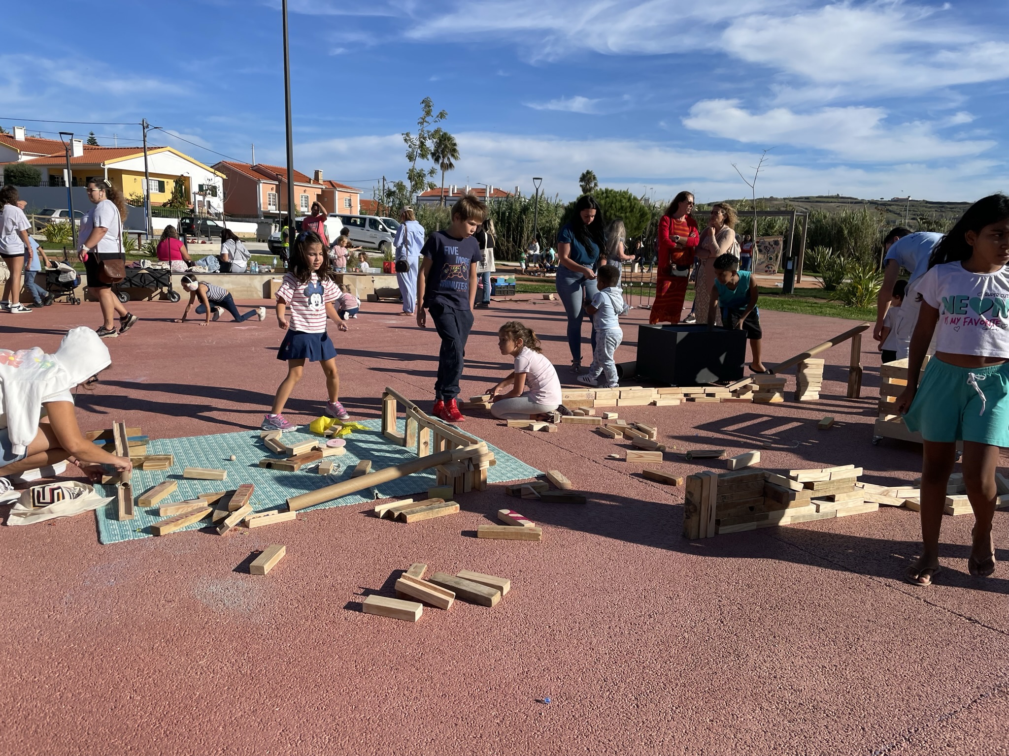 crianças a brincar num parque